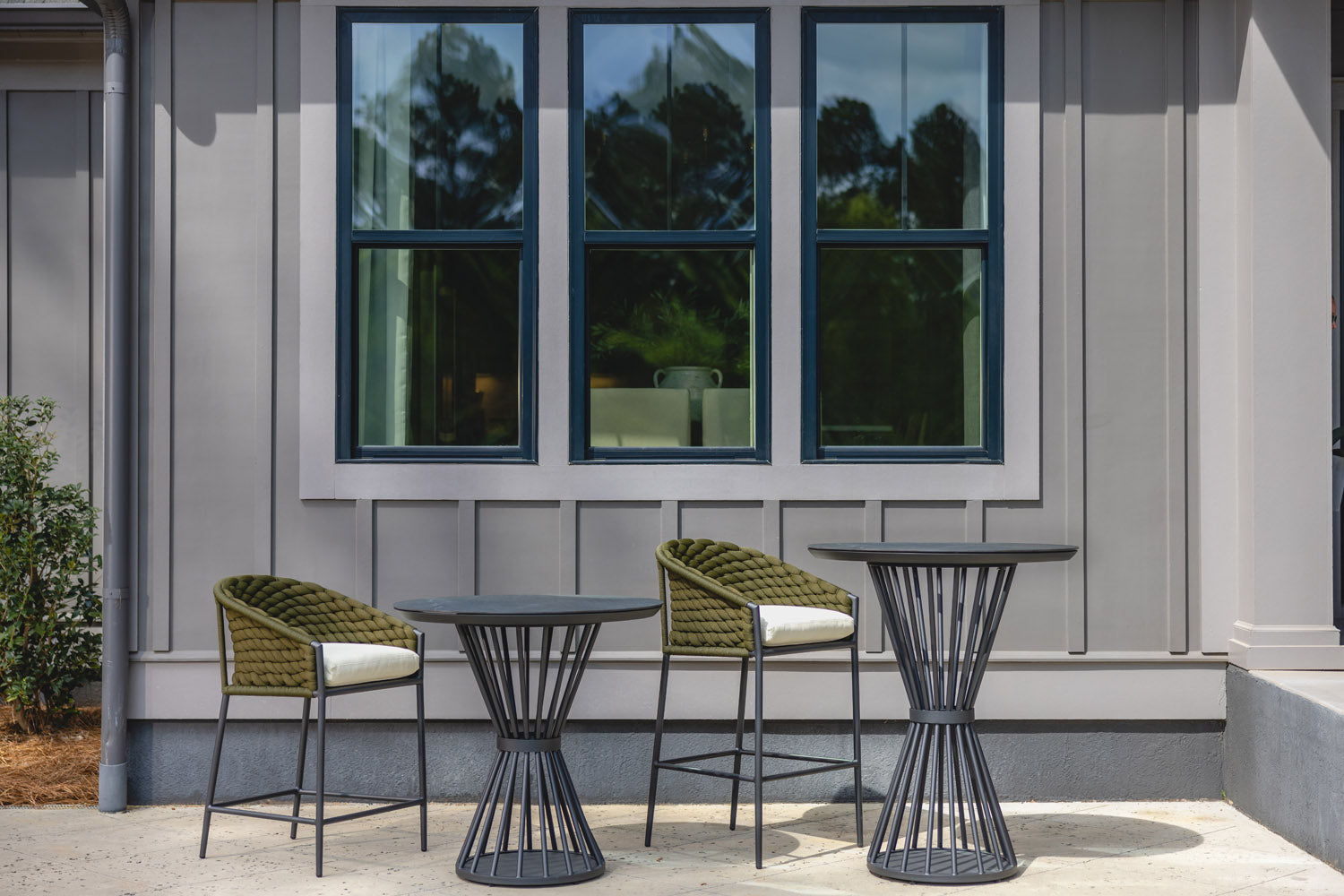 Lloyd Flanders Escape Aluminum Round Outdoor Balcony Table